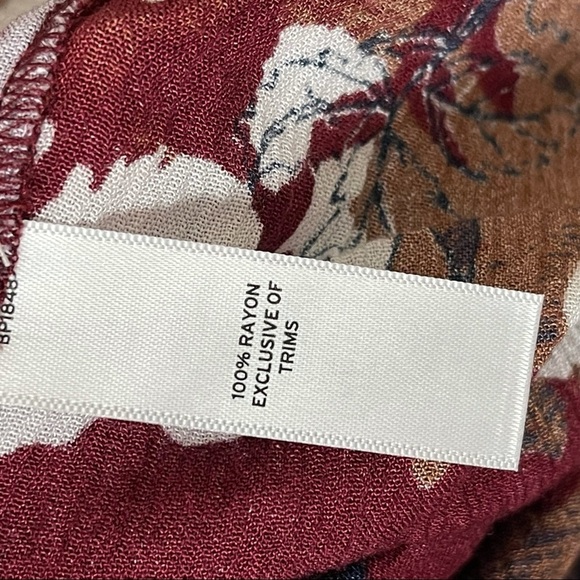 5/$20 Melrose & MARKET Cutout Front Floral Blouse Small - Picture 4 of 5